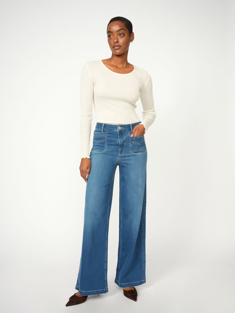 Modelshot / Mid Blue / Detail