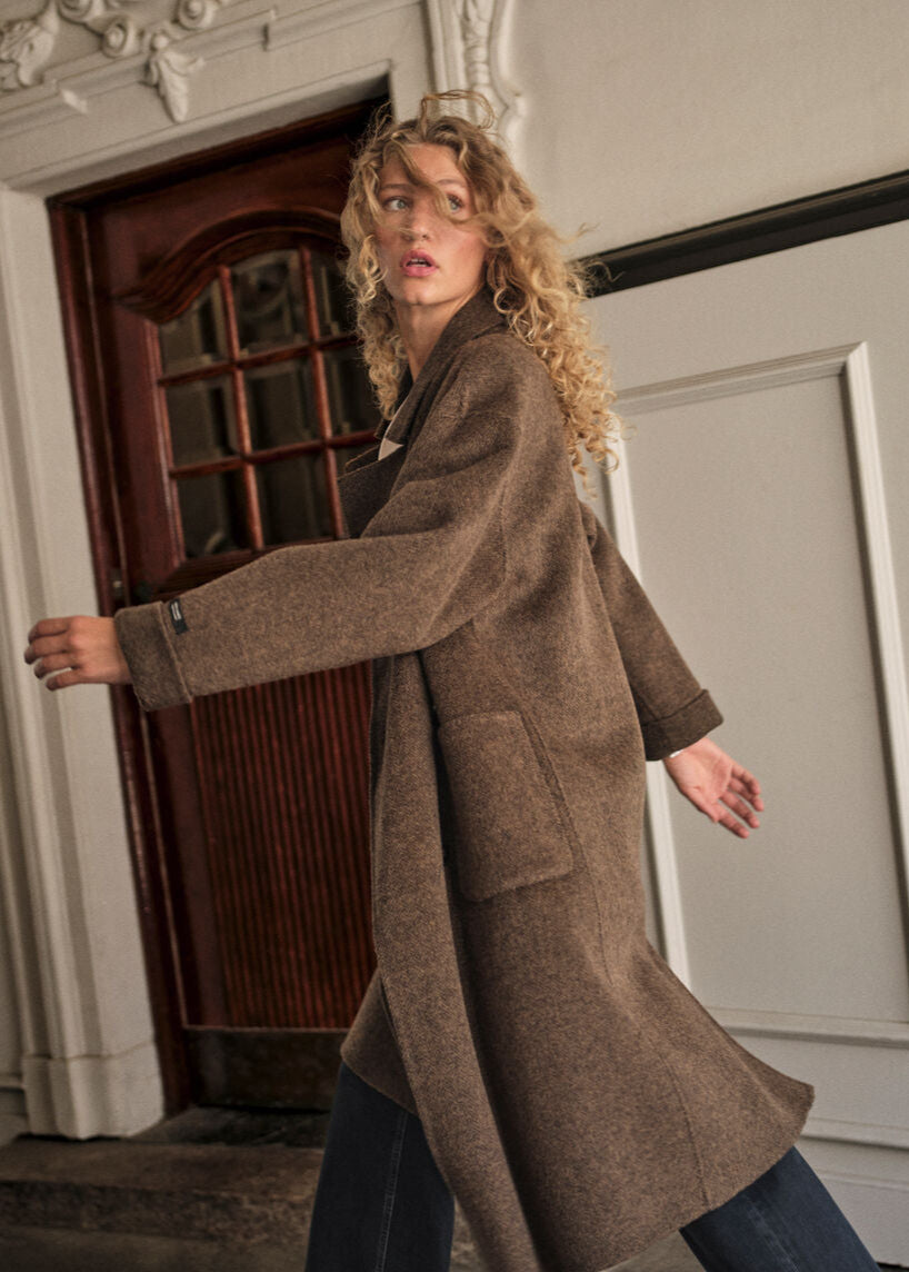 Modelshot / Slate Black / Detail