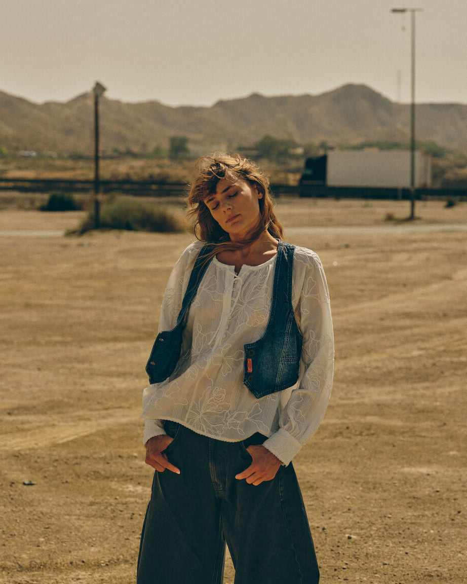 Modelshot / White / Detail